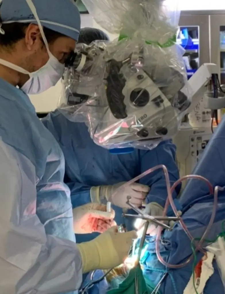 Dr. Erion durante procedimento cirurgico